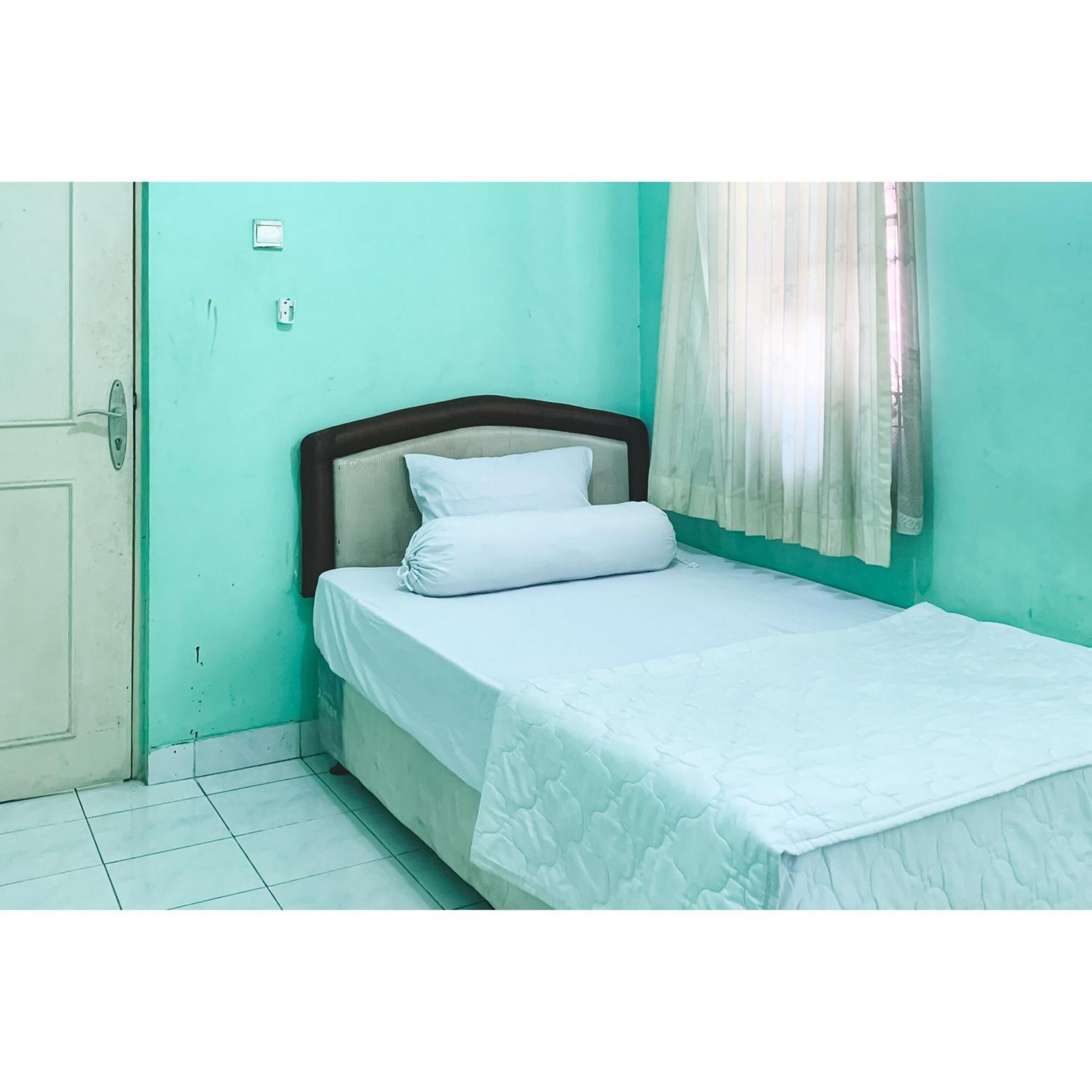 Surya Inn Syariah Cikarang Redpartner Bekasi Exterior photo
